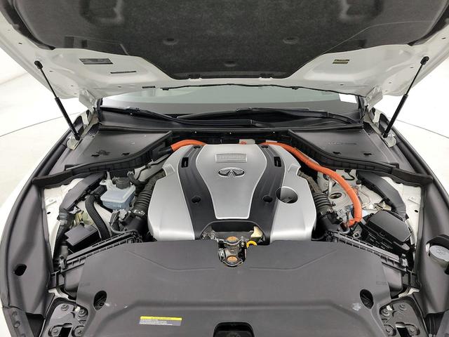 Photo of 2015 White INFINITI Q50 Hybrid