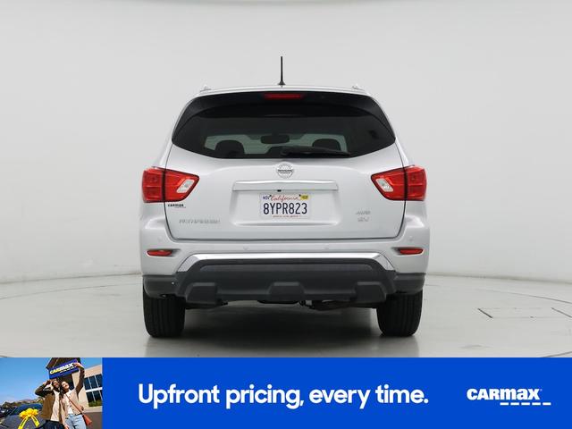 Photo of 2018 Silver Nissan Pathfinder