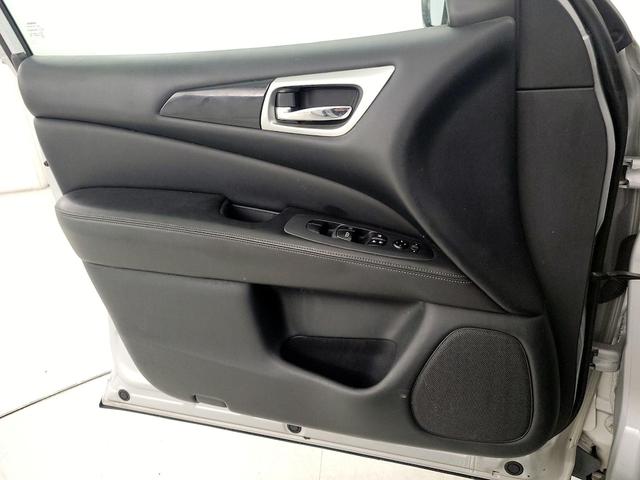 Photo of 2018 Silver Nissan Pathfinder