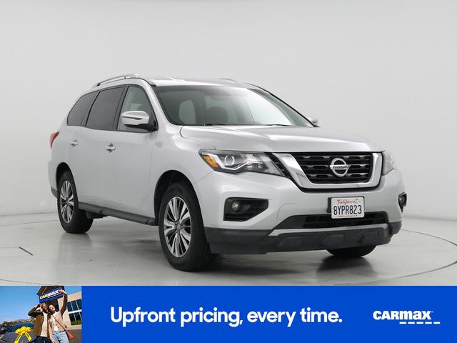Photo of 2018 Silver Nissan Pathfinder