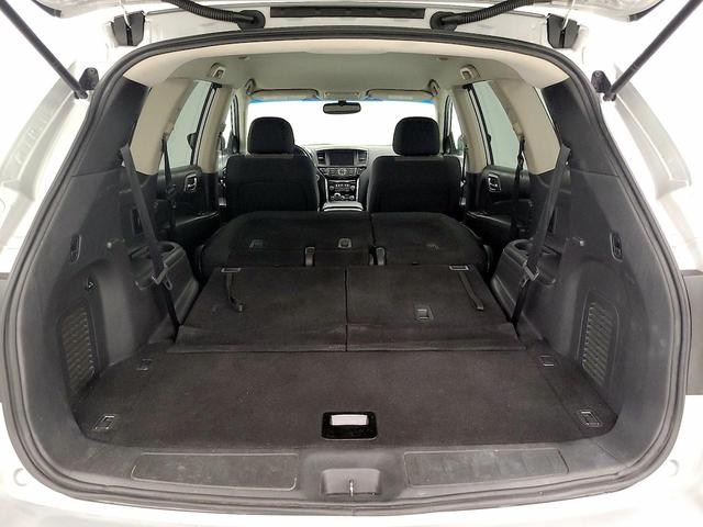Photo of 2018 Silver Nissan Pathfinder