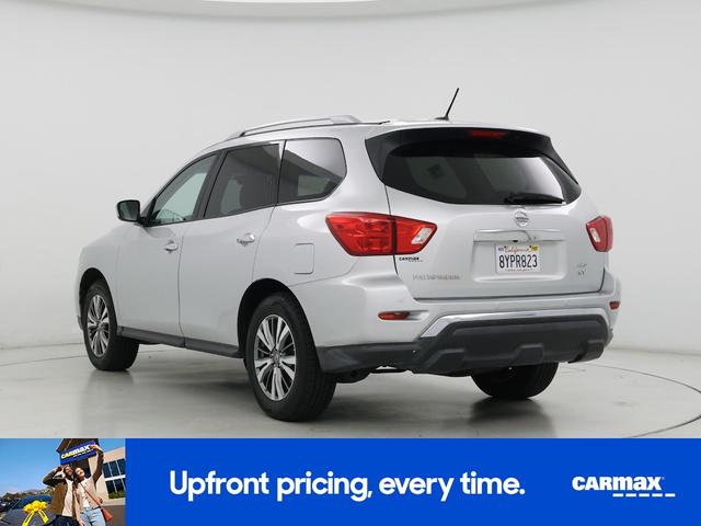 Photo of 2018 Silver Nissan Pathfinder