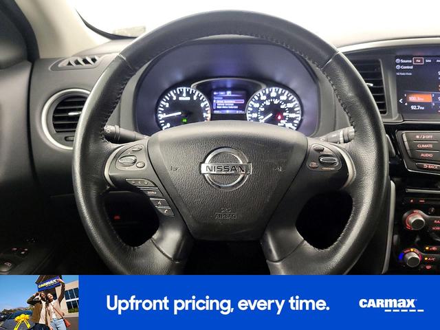 Photo of 2018 Silver Nissan Pathfinder
