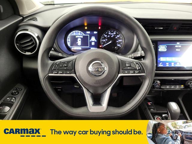 Photo of 2021 Orange Nissan Kicks