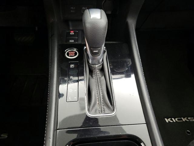 Photo of 2021 Orange Nissan Kicks
