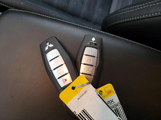 Photo of 2023 White Mitsubishi Outlander
