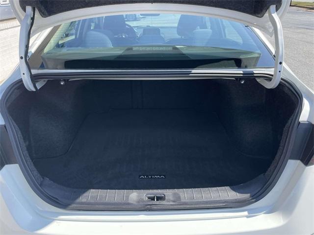 Photo of 2019 Glacier White Nissan Altima