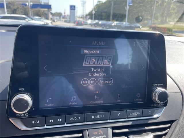 Photo of 2019 Glacier White Nissan Altima
