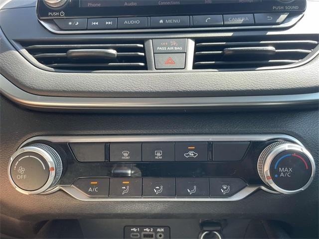 Photo of 2019 Glacier White Nissan Altima
