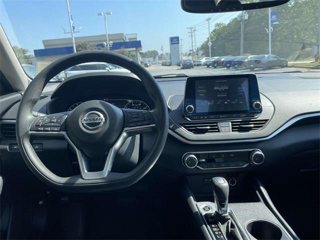 Photo of 2019 Glacier White Nissan Altima