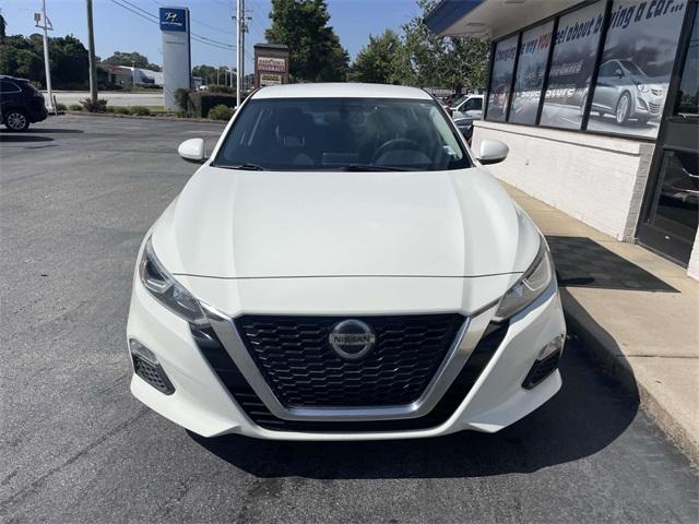 Photo of 2019 Glacier White Nissan Altima