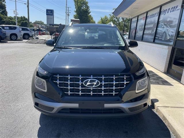 Photo of 2022 Black Noir Pearl Hyundai VENUE
