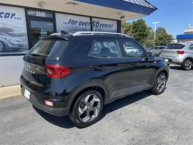 Photo of 2022 Black Noir Pearl Hyundai VENUE