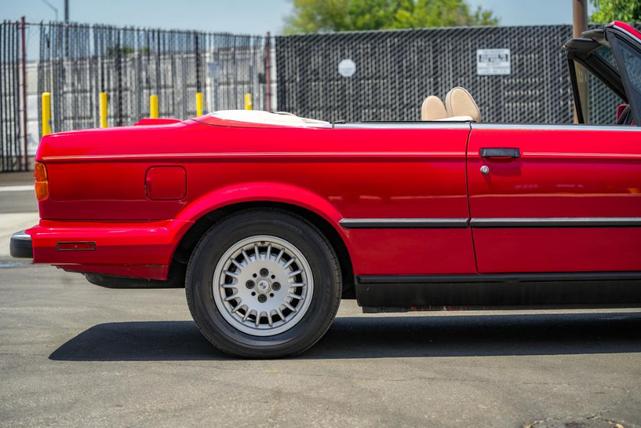 Photo of 1989 Red BMW 325