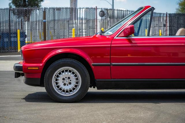 Photo of 1989 Red BMW 325