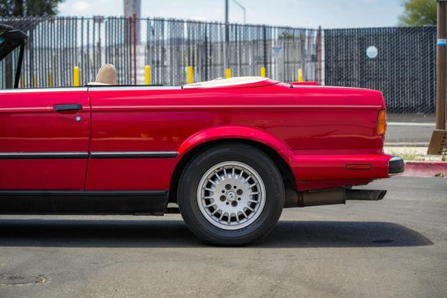 Photo of 1989 Red BMW 325