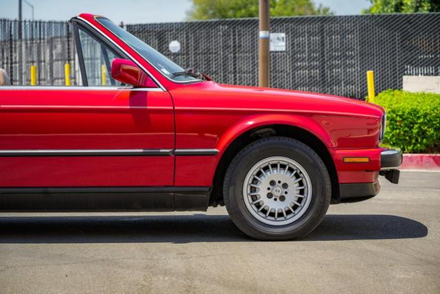 Photo of 1989 Red BMW 325