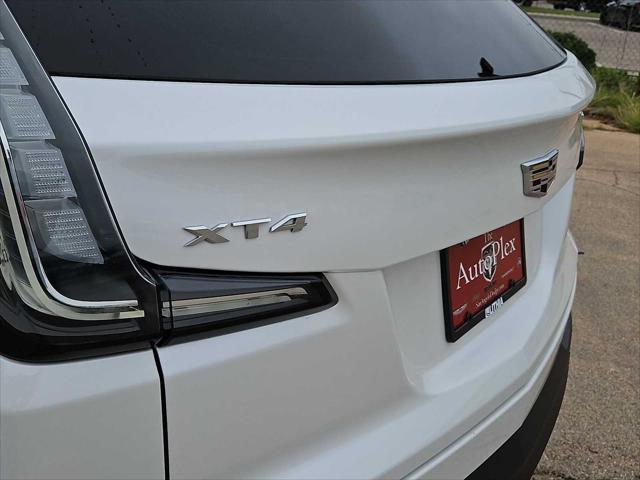 Photo of 2021 Crystal White Tricoat Cadillac XT4