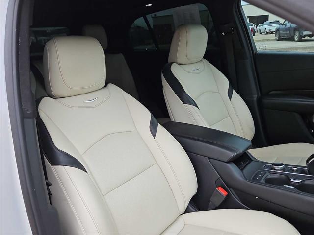 Photo of 2021 Crystal White Tricoat Cadillac XT4