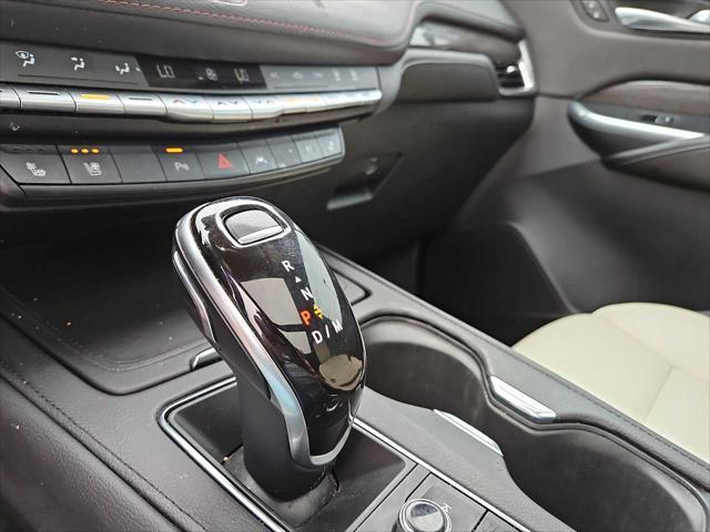 Photo of 2021 Crystal White Tricoat Cadillac XT4
