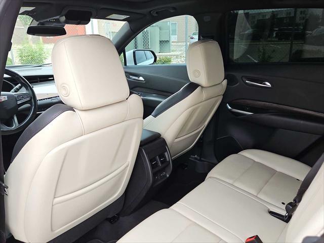 Photo of 2021 Crystal White Tricoat Cadillac XT4