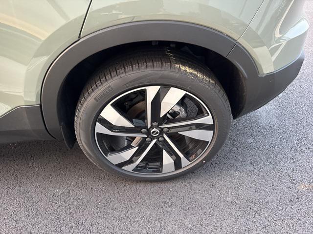 Photo of 2025 Sage Green Metallic Volvo XC40