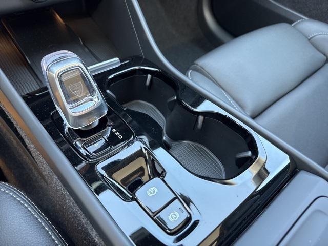 Photo of 2025 Crystal White Pearl Volvo XC40