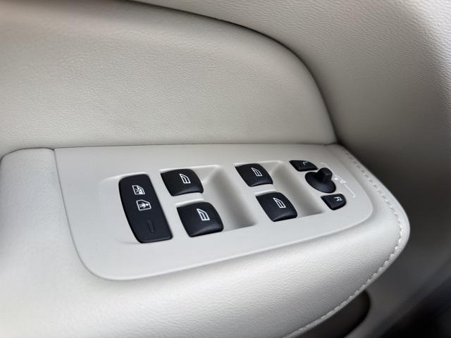 Photo of 2025 Gray Volvo XC60 Plug-In Hybrid