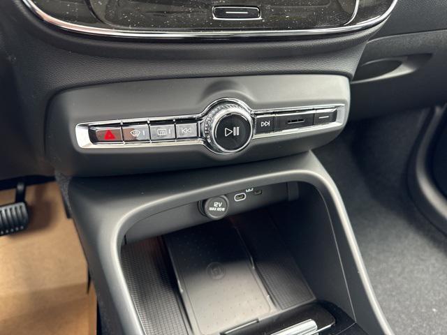 Photo of 2025 Crystal White Pearl Volvo XC40