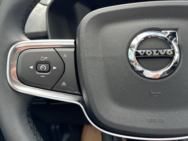 Photo of 2025 Crystal White Pearl Volvo XC40