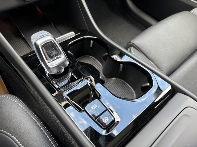 Photo of 2025 Crystal White Pearl Volvo XC40