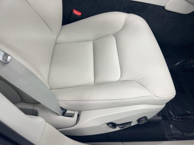 Photo of 2025 Crystal White Metallic Volvo XC90