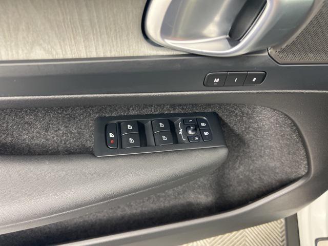 Photo of 2025 Crystal White Pearl Volvo XC40