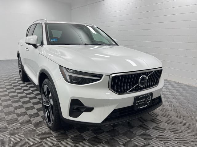 Photo of 2025 Crystal White Pearl Volvo XC40