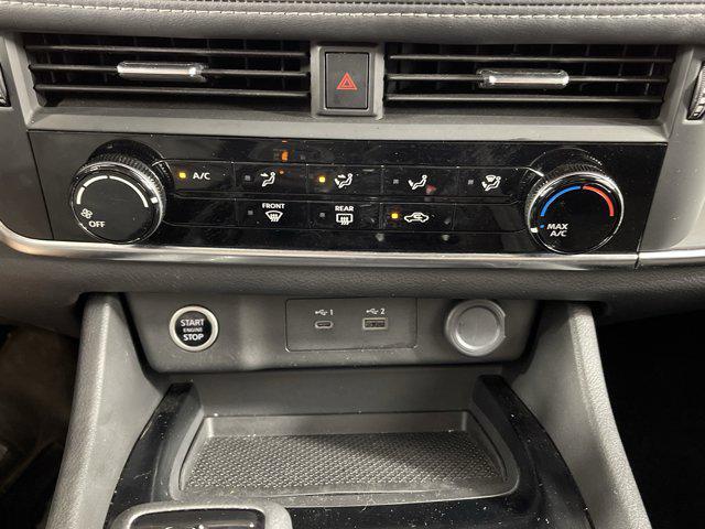 Photo of 2022 Glacier White Nissan Rogue