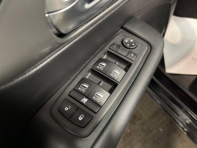 Photo of 2025 Diamond Black Crystal Pearlcoat Chrysler Pacifica