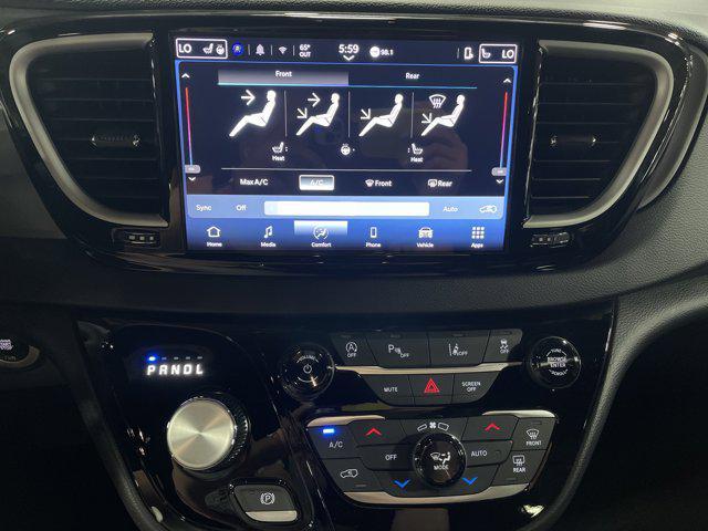 Photo of 2025 Diamond Black Crystal Pearlcoat Chrysler Pacifica