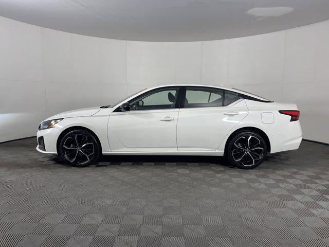 Photo of 2025 Pearl White Tricoat Nissan Altima