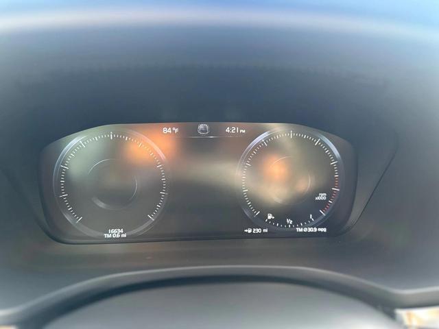 Photo of 2022 Bright Silver Metallic Volvo S60