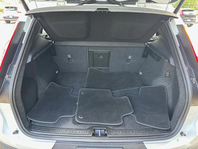 Photo of 2025 Crystal White Volvo XC40