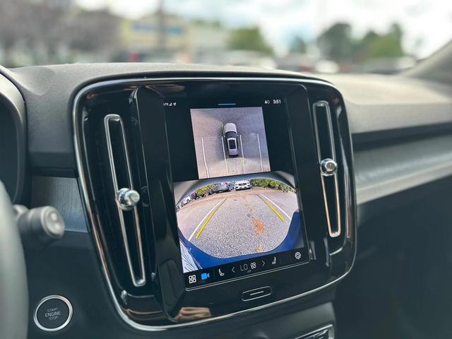 Photo of 2025 Crystal White Volvo XC40