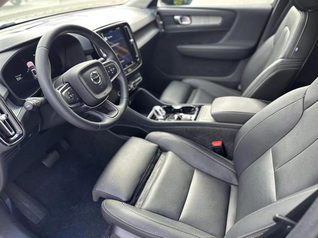 Photo of 2025 Crystal White Volvo XC40