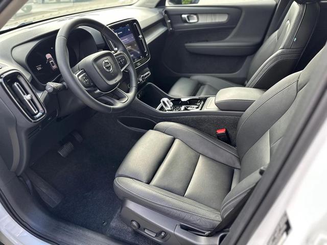 Photo of 2025 Crystal White Volvo XC40