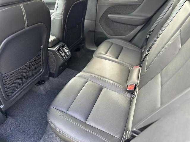 Photo of 2025 Crystal White Volvo XC40