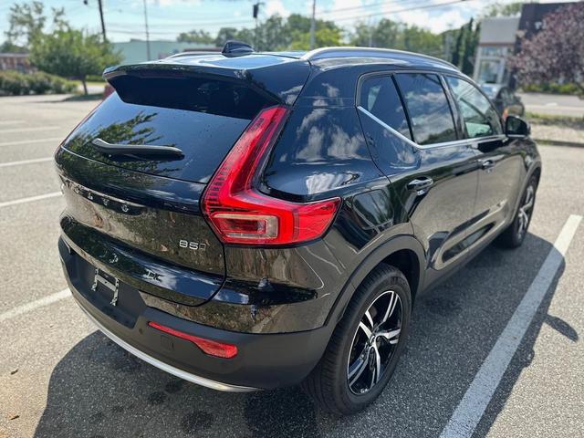 Photo of 2025 Onyx Black Metallic Volvo XC40
