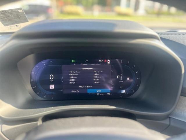 Photo of 2023 Crystal White Volvo XC40