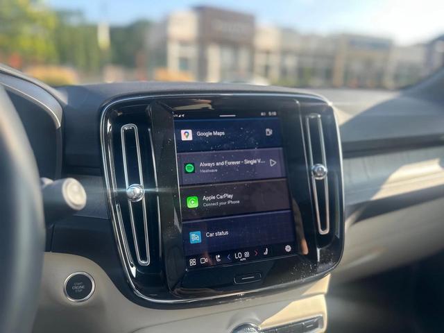 Photo of 2023 Crystal White Volvo XC40
