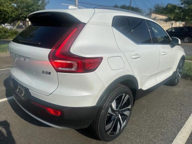 Photo of 2023 Crystal White Volvo XC40