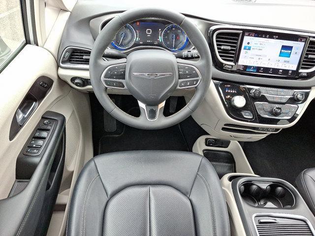 Photo of 2024 Silver Mist Clearcoat Chrysler Pacifica