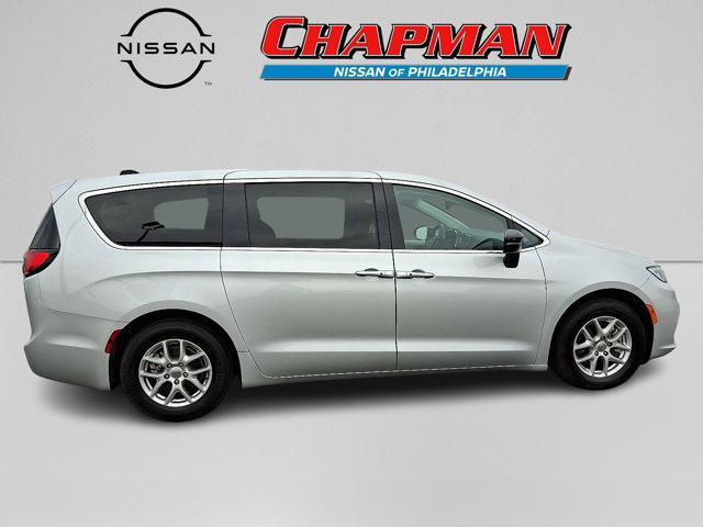 Photo of 2024 Silver Mist Clearcoat Chrysler Pacifica